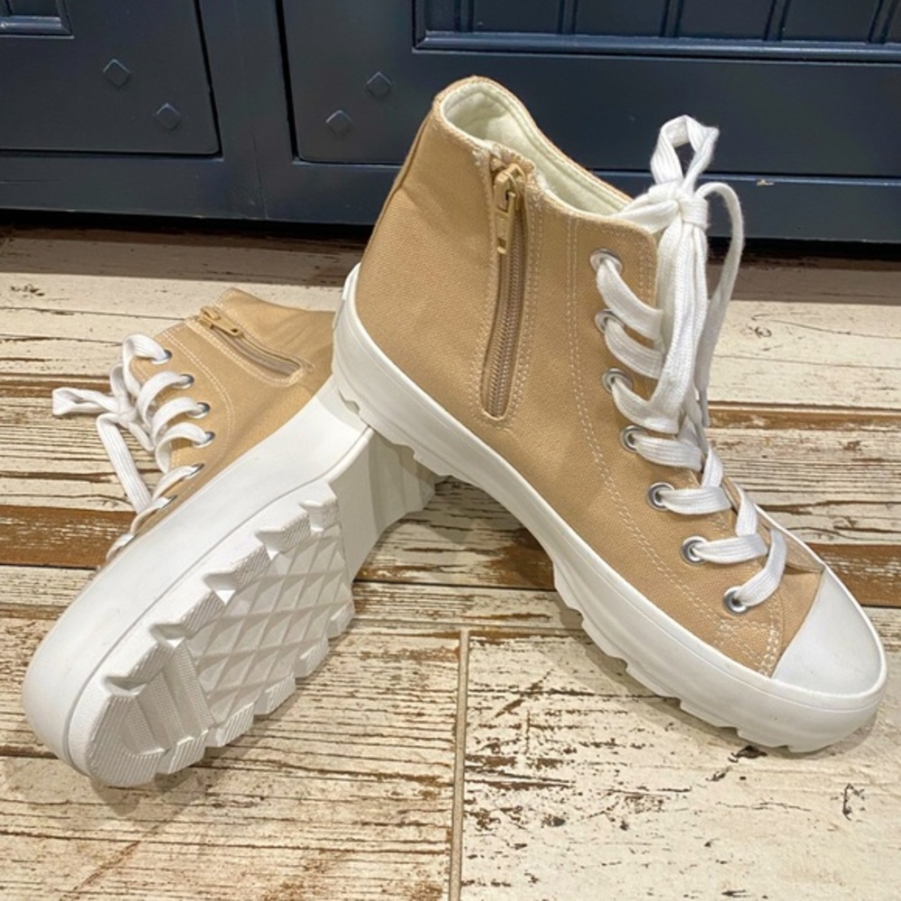 SINCERELY JULES zip up platform high tops! Neutral very versatile and oh so CUTE
